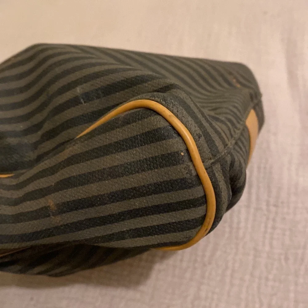 FENDI VINTAGE MADE IN ITALY BAG . - Picture 14 of 15